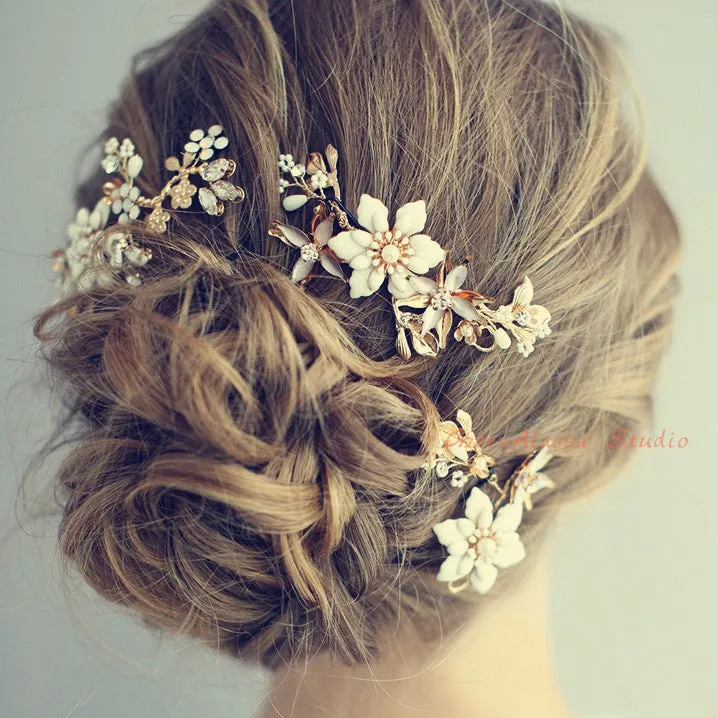 C191. white floral hair pins set